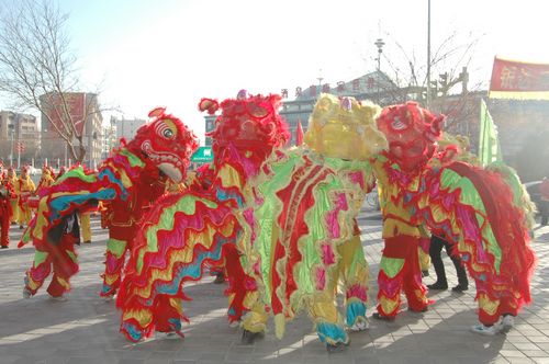 酒泉市2011年元宵節(jié)社火匯演期間，部分社火隊來公司拜年