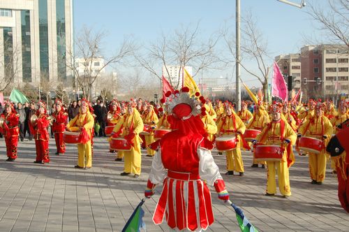 酒泉市2011年元宵節(jié)社火匯演期間，部分社火隊來公司拜年