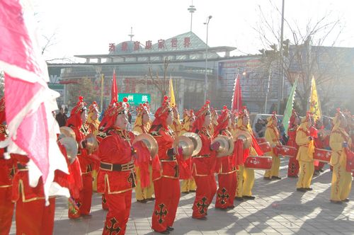 酒泉市2011年元宵節(jié)社火匯演期間，部分社火隊來公司拜年